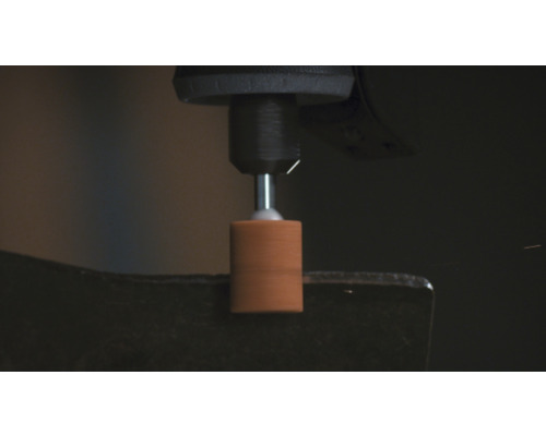 Rotationsverktyg med slipskiva för bearbetning av ett arbetsstycke