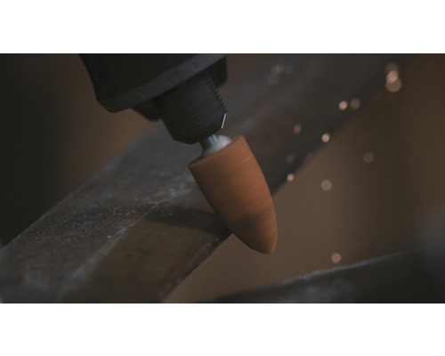 Ett slipverktyg används på metall och producerar gnistor.