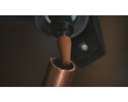 Rotationsverktyg med slipfäste för bearbetning av ett rör