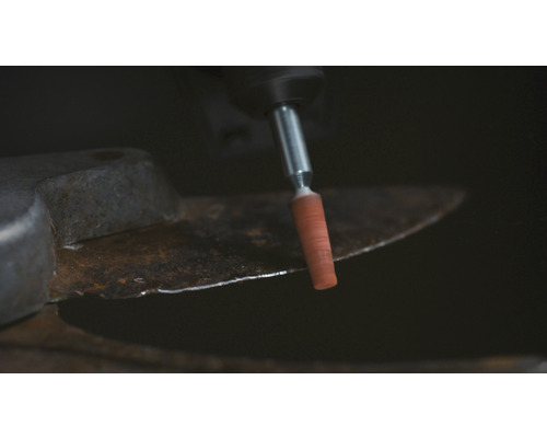 Ett roterande verktyg slipar ett blad.