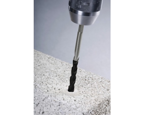 Borrmaskin borrar hål i tegelsten