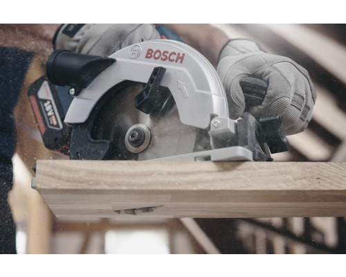 Batteridriven cirkelsåg som skär trä med Bosch-logotyp