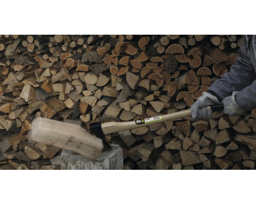 Vedklyv som klyver ved mot träbakgrund