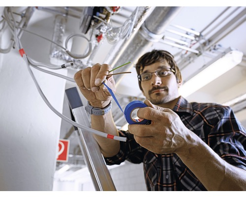 Elektriker isolerar kablar med isoleringstejp.