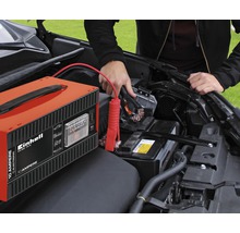 Einhell batteriladdare CC-BC 10 E används för att ladda ett bilbatteri