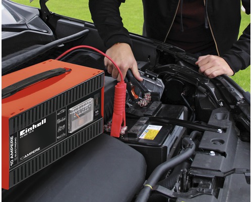 Einhell batteriladdare CC-BC 10 E används för att ladda ett bilbatteri