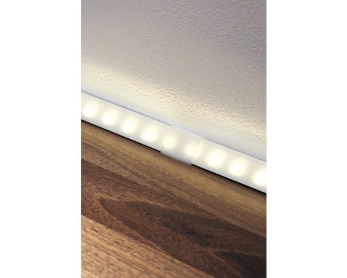 LED-list för inomhusbelysning monterad på väggen