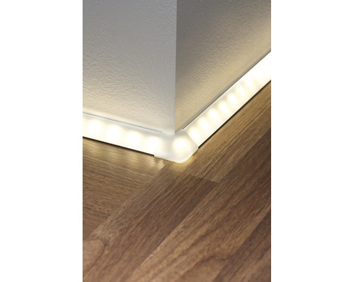 Hörn av ett rum med LED-lampa längs golvlisten
