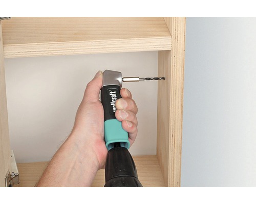 En person borrar i en trädhylla med ett vinkelhuvud