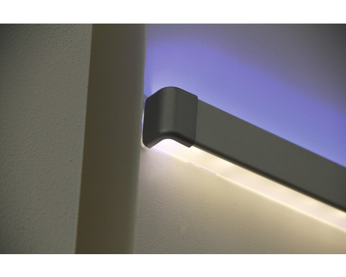 Närbild av en grå LED-lampa på en vägg