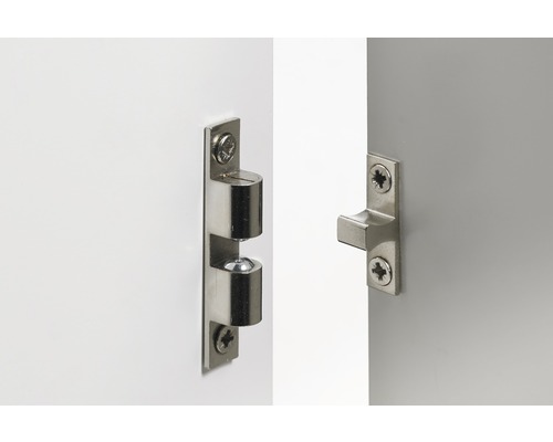 Kulspärr av metall fäst på en dörr