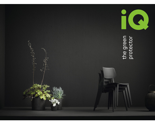 Dekorativ inredning med växter i krukor och staplade stolar mot en mörk vägg. IQ The Green Protector logotyp.