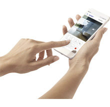 Person använder duschtoalettkontroll med smartphone.