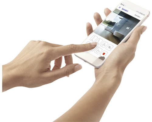 Person använder duschtoalettkontroll med smartphone.