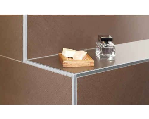 Närbild av en badrumshylla med tvål och parfymflaska