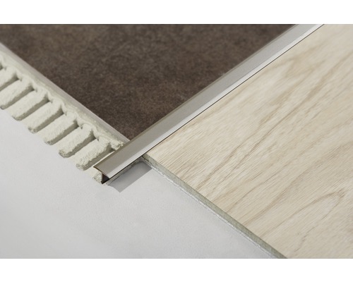 Golvinstallation med kakelskena mellan kakel och trägolv