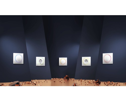 Fem strömbrytare och uttag med färgad kant på en vägg