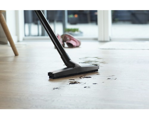 Dammsugare rengör smuts på golvet