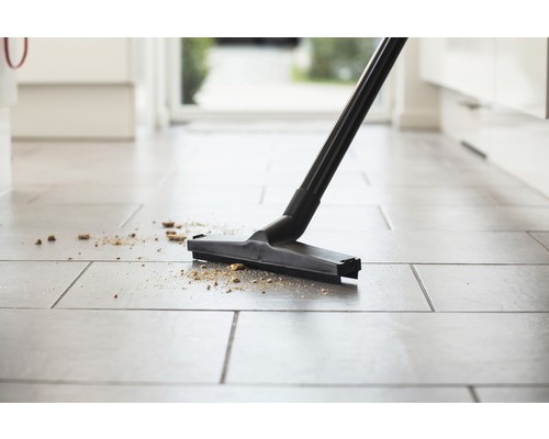 Dammsugare i bruk på klinkergolv