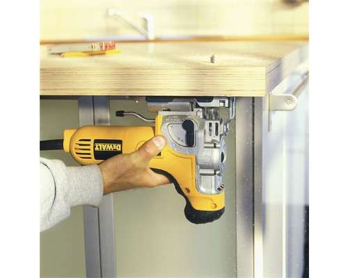 DeWalt sticksåg används för att såga ett arbetsstycke