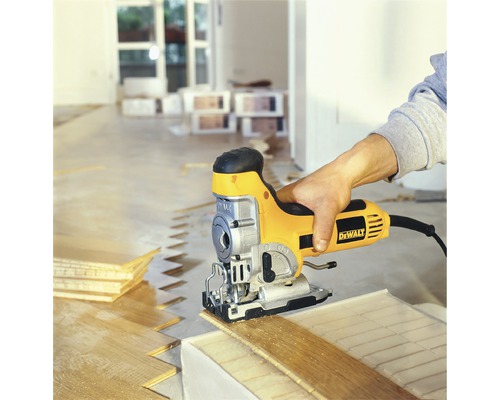 Hantverkare skär laminat med en DeWalt sticksåg.