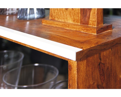 Detaljvy av ett träskåp med ett vitt kantskydd