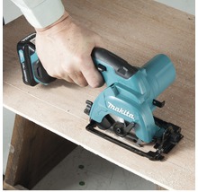 Makita batteridriven handcirkelsåg i användning på trä