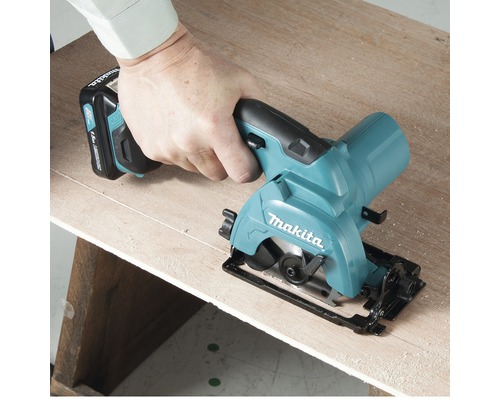Makita batteridriven handcirkelsåg i användning på trä