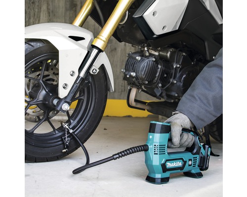 Makita sladdlös luftpump för att pumpa upp ett motorcykeldäck