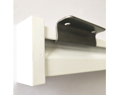 Detaljvy av ett gardinstångsfäste i metall på en gardinstång