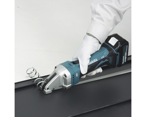 Makita batteridriven plåtsax vid skärning av metall