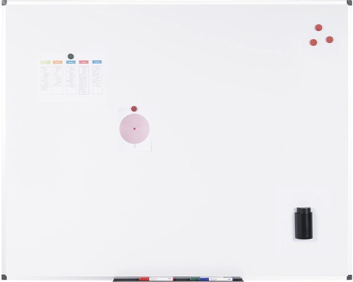 Vit whiteboard med pennor, magneter och tavelsudd