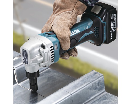Makita batteridriven nibblare skär metall