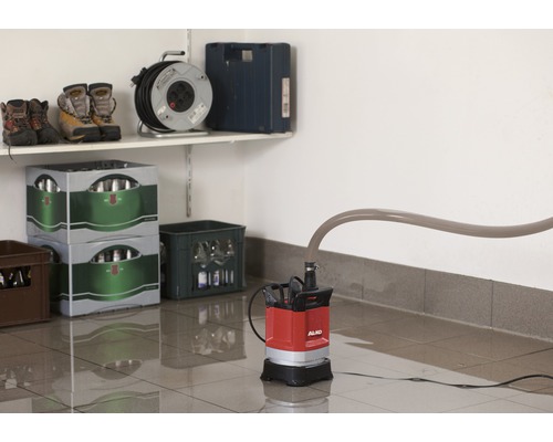 Källarutrymme med AL-KO smutsvattenpump i drift för att pumpa bort vatten