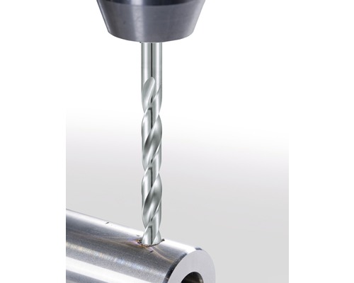 Metallborr borrar i metallstycke