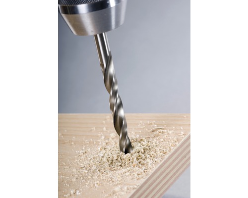 Träborr som borrar i en träplanka