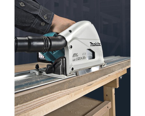 Makita logotyp. En sänksåg sågar ett arbetsstycke på ett träbord.