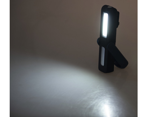 Batteridriven LED-arbetslampa med stativ lyser