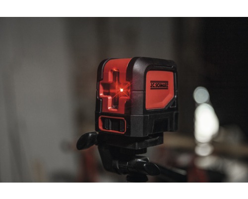 J.C. Schwarz logotyp på en krysslaser med stativ