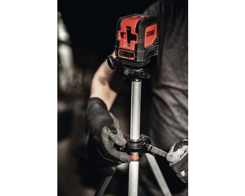 Korslinjelaser på stativ med operatör