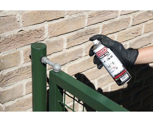 Oregon Premium sprayburk 300 ml används på en trädgårdsport