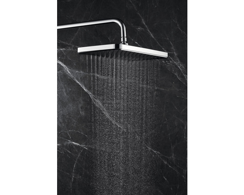 Fyrkantigt duschhuvud med vattenstråle