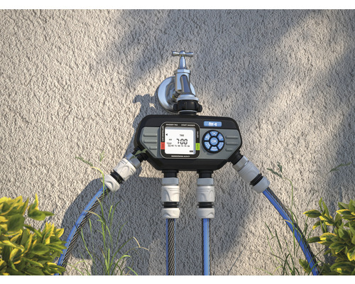 Automatisk bevattningskontroll med två utgångar monterad på vattenkranen.