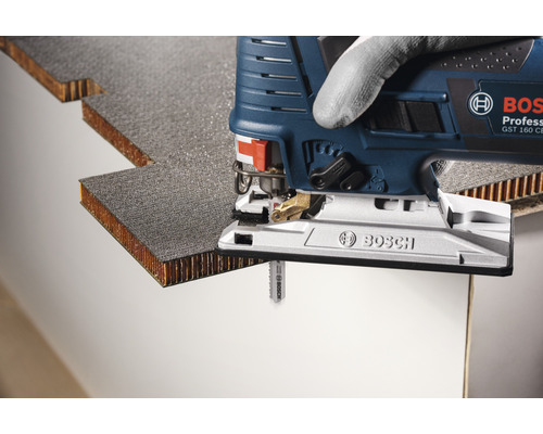 Bosch sticksåg som skär ett arbetsstycke.
