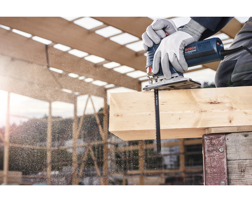 Hantverkare sågar trä med en sticksåg från Bosch