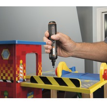 En person använder en sladdlös skruvdragare på en leksak.