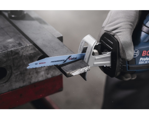  tigersåg skär metall med ett Bosch tigersågsblad.