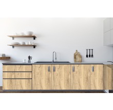 Diskho med kran, underskåp och bänkskiva i ett kök.