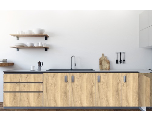 Diskho med kran, underskåp och bänkskiva i ett kök.