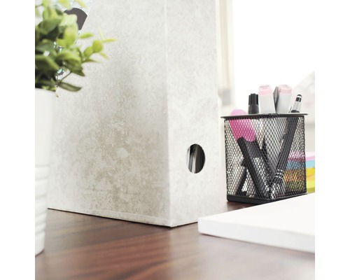 Miljöbild med en pärm, en pennhållare och kontorsmaterial på ett skrivbord